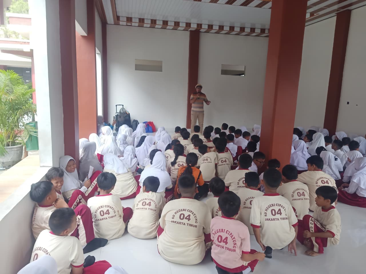 Wisata LiterAsyik Ke SDN Cipayung 04
